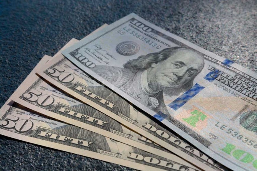 El dólar abre a 76,75 en el Banco Nación y el "blue" llega nuevamente