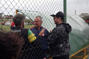 ELLITORAL_299657 |  El Litoral Cuando había amor... Una de las tantas pretemporadas que Leonardo Carol Madelón elegía en la ciudad de Mar del Plata y la presencia de Cristian Bragarnik para charlar con su representado de altas y bajas. Además del DT, siempre manejó a varios jugadores tatengues. Sphan siempre destacó que  ayudó al club de forma desinteresada .