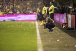 ELLITORAL_271112 |  El Litoral Leo Madelón sabe que Boca, obligado en todo sentido, se le va a venir encima desde el primer minuto en La Bombonera. Es por eso que piensa detenidamente cada chance para dar el golpe ante el equipo puntero de  Lechuga  Alfaro. Línea de cuatro, cinco volantes y un solo delantero arriba.