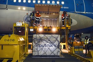 ELLITORAL_363785 |  Archivo NOTICIAS ARGENTINAS MOSCU 
DICIEMBRE 23: El Airbus de 
AerolÃ­neas Argentinas carga el 
envio de vacunas Sputnik V en 
en el aeropuerto de MoscÃº  
Foto NA