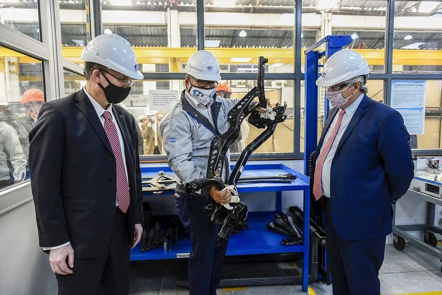 ELLITORAL_353534 |  Telam El presidente Alberto Fernández visitó la empresa autopartista metalúrgica Maro SA, en Baradero, que a través de una inversión conjunta con Volkswagen de más de 9 millones de dólares comenzará este año a fabricar las líneas de soldadura robotizada para la nueva Volkswagen Taos.