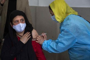 ELLITORAL_364445 |  Gentileza Una mujer recibe la vacuna contra la COVID-19 en un centro de salud primaria, en Srinagar, capital de verano de Cachemira, administrada parcialmente por India, en medio de un marcado incremento de contagios en el país.