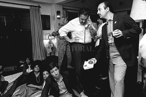 ELLITORAL_334611 |  Archivo El Litoral 30 de octubre de 1983. Raúl Alfonsín recibe telefónicamente la noticia de que ganó las elecciones.