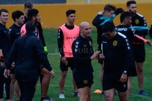 ELLITORAL_316828 |  Archivo Jorge Funes (de lentes) dialoga con un futbolista en un entrenamiento de Olimpo de Bahía Blanca. Es el elegido por el  Vasco  Juan Manuel Azconzábal para que se haga cargo de la parte física del Club Atlético Unión. Llegó el fin de semana a Santa Fe y cuando todos pensaban que ya se instalaba, en las últimas horas volvió a Junín, provincia de Buenos Aires.