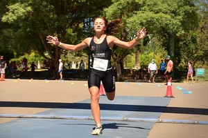 ELLITORAL_355936 |  Gentileza Juani Cocuelle Martina Imaz, la pequeña campeona que viene repitiendo éxitos desde hace un tiempo en esta durísima actividad deportiva. Aquí en el momento de cruzar la meta en el Parque San Martín de la capital cuyana.