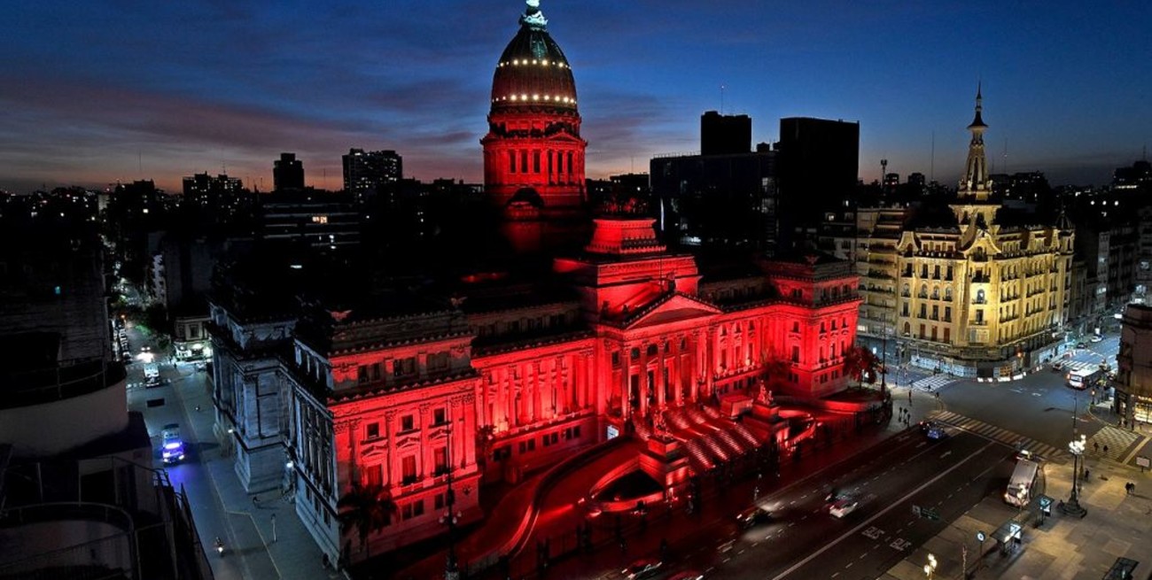 El Congreso se ilumina de rojo por la salud menstrual