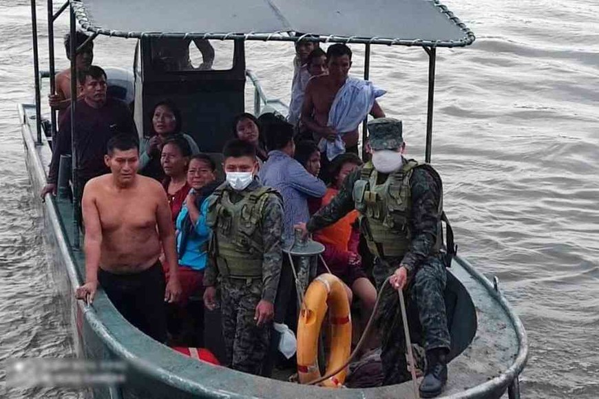 ELLITORAL_400329 |  Agencias La Marina de Guerra del Perú informó que había rescatado a 60 pasajeros y continuaba la búsqueda de desaparecidos.