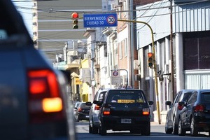 ELLITORAL_379856 |  Pablo Aguirre Uno de los carteles que dan la bienvenida a Ciudad 30. Allí, los conductores deben disminuir la velocidad hasta 30 km/h.