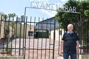 ELLITORAL_334807 |  Guillermo Di Salvatore En la puerta del club Amenábar, su segunda casa. José Luis Motura recuerda cada instante de lo que ocurrió hace exactamente 50 años. Y el hincha de Colón, también.