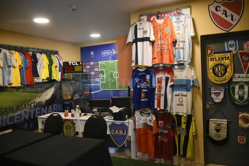 ELLITORAL_381055 |  Pablo Aguirre El estadio también tiene un museo, donde está la camiseta de Colón.