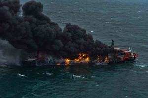 ELLITORAL_380559 |  Imagen ilustrativa At Sea (Sri Lanka), 01/01/2014.- A handout photo made available by the Sri Lankan Air force Media shows the Singapore-registered container vessel MV X-Press Pearl on fire, nine nautical miles northwest of Colombo port in Colombo, Sri Lanka, 25 May 2021. The MV X-Press Pearl carrying 25 tons of nitric acid and several other chemicals from the port of Hazira in India, had arrived in Colombo on 19 May on its way to Singapore. (Incendio, Singapur, Singapur) EFE/EPA/SRI LANKAN AIR FORCE MEDIA / HANDOUT HANDOUT EDITORIAL USE ONLY/NO SALES