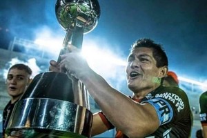 ELLITORAL_392211 |  Gentileza Prensa Colón Para la eternidad. La imágen de Luis Miguel Rodríguez, el tucumano de Simoca, con la  10  en la espalda, el brazalete de capitán y la Copa en alto...el primer logro de Colón en 116 años de historia. Sin dudas, la foto del año.