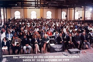 Gentileza Vista general de los participantes de las Jornadas de Iniciación Historiográfica (segunda edición - 1999) que organizaba el Archivo, con respuesta masiva de las escuelas de la provincia.