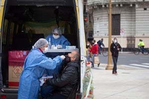 ELLITORAL_387868 |  NA NOTICIAS ARGENTINAS 
BAIRES, JULIO 1: Ciudadanos que 
deseen saber si tienen Covid-19 
en su organismo se realizan un 
test de antÃ­genos rÃ¡pido por 
hisopado en Plaza de Mayo.Foto 
NA: DAMIAN DOPACIO