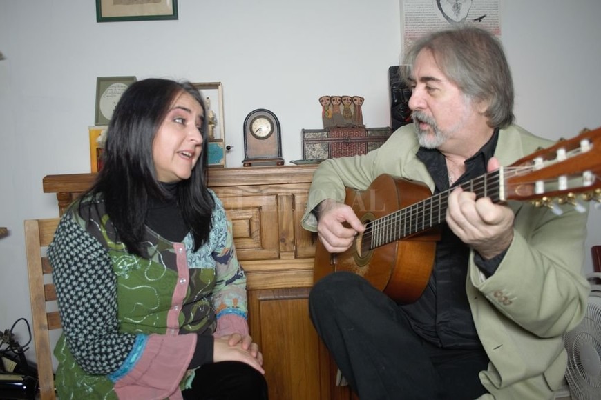 ELLITORAL_313691 |  Gentileza Martín Fernández Con un repertorio basado sobre todo en folclore y tango, Nilda Godoy con su voz y Cacho Hussein con su guitarra acompañaron las tardes de los jueves desde sus canales en las redes sociales.