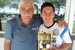 ELLITORAL_386745 |  Gentileza El profesor Gerardo Salorio junto a Lionel Messi. El PF fue clave en una decisión histórica para el fútbol argentino. No caben las palabras con sólo imaginar lo que hubiese sido si no se armaba aquél amistoso de hace 17 años.