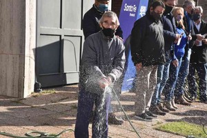 ELLITORAL_396675 |  Guillermo Di Salvatore Gatillo. Recomiendan utilizar este tipo de artefactos en la punta de la manguera para evitar el derroche de agua de red.