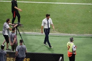 ELLITORAL_426053 |  Fernando Nicola La Madre de las derrotas. La cara y el gesto de Eduardo en Santiago del Estero después del 0-4 con River. ¿Será una de las últimas fotos del  Barba  en el Mundo Colón?.