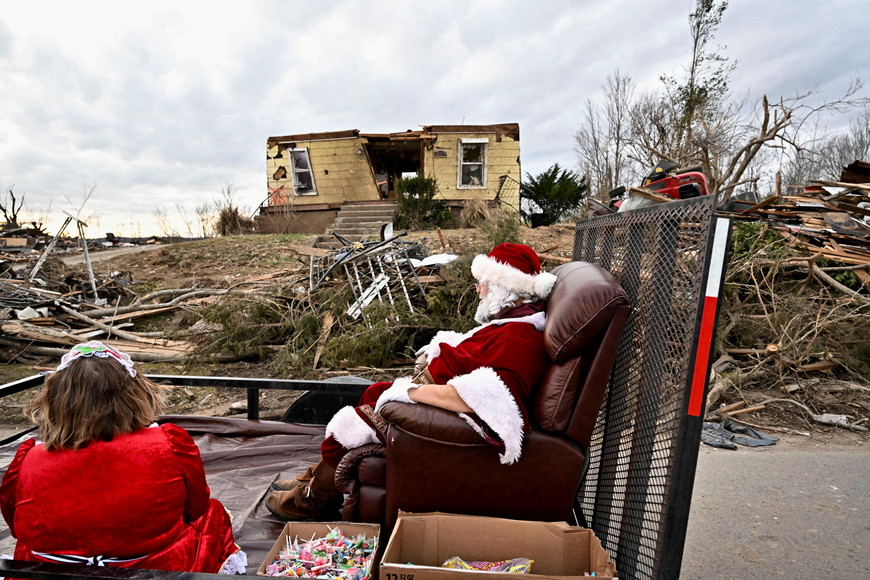 ELLITORAL_426835 |  Reuters. Papá Noel reparte regalos tras los tornados en Estados Unidos.