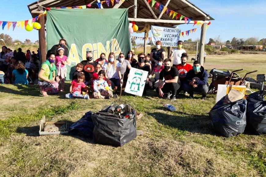 ELLITORAL_413247 |  Gentileza Aprovechando la bajante, con vecinos de Los Espinillos y Cina Cina se llevó adelante una jornada de limpieza del reservorio.