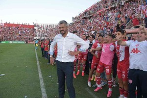 ELLITORAL_425280 |  Pablo Aguirre El patio de casa. Gustavo Munúa, feliz después de golear a Colón 3-0 en el derby. Unión se irá de pretemporada a Uruguay, la tierra del DT.