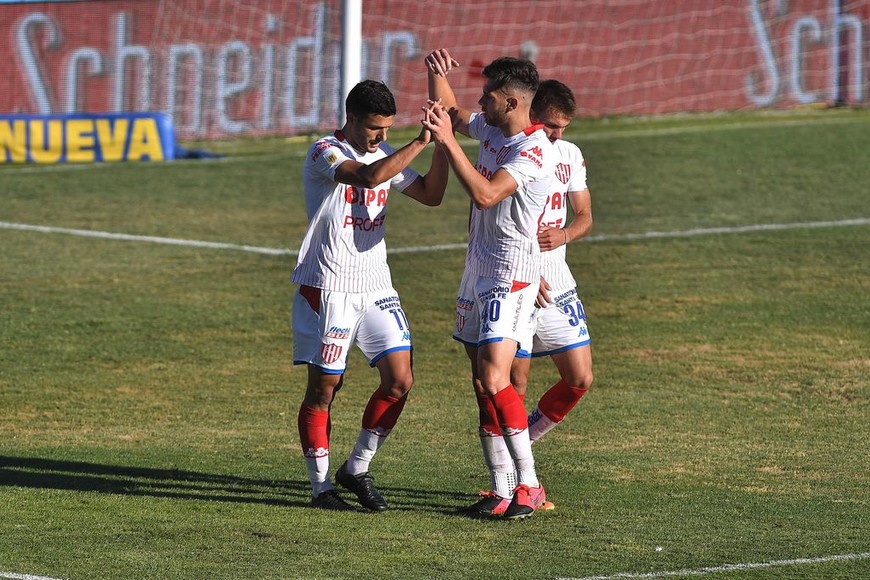 ELLITORAL_347559 |  Víctor Carreira Juan Manuel García y el festejo de su gol ante Arsenal. El delantero entrará por el lesionado Márquez (molestia en el gemelo de una de sus piernas). En la foto, recibe el abrazo de Lionel Bucca, que irá al banco en la Feliz.