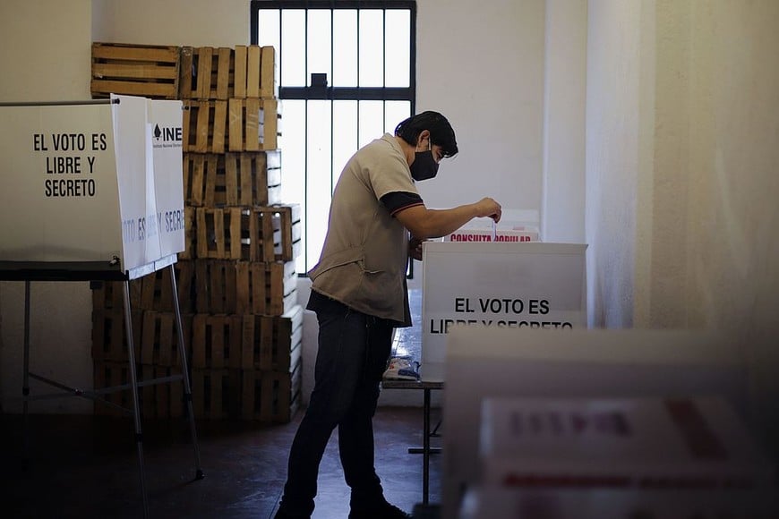 ELLITORAL_394349 |  Xinhua/Franyeli García (210801) -- CIUDAD DE MEXICO, 1 agosto, 2021 (Xinhua) -- Un hombre emite su voto durante la primera consulta popular para pronunciarse sobre el "esclarecimiento de las decisiones políticas tomadas en los años pasados por los actores políticos" a cargo del Instituto Nacional Electoral, en la Ciudad de México, capital de México, el 1 de agosto de 2021. (Xinhua/Sunny Quintero) (sq) (sm) (ra) (dp)