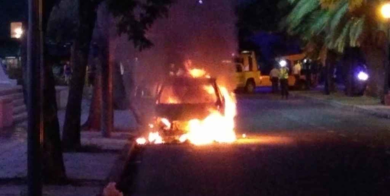 Un remís se incendió en Boulevard Pellegrini 