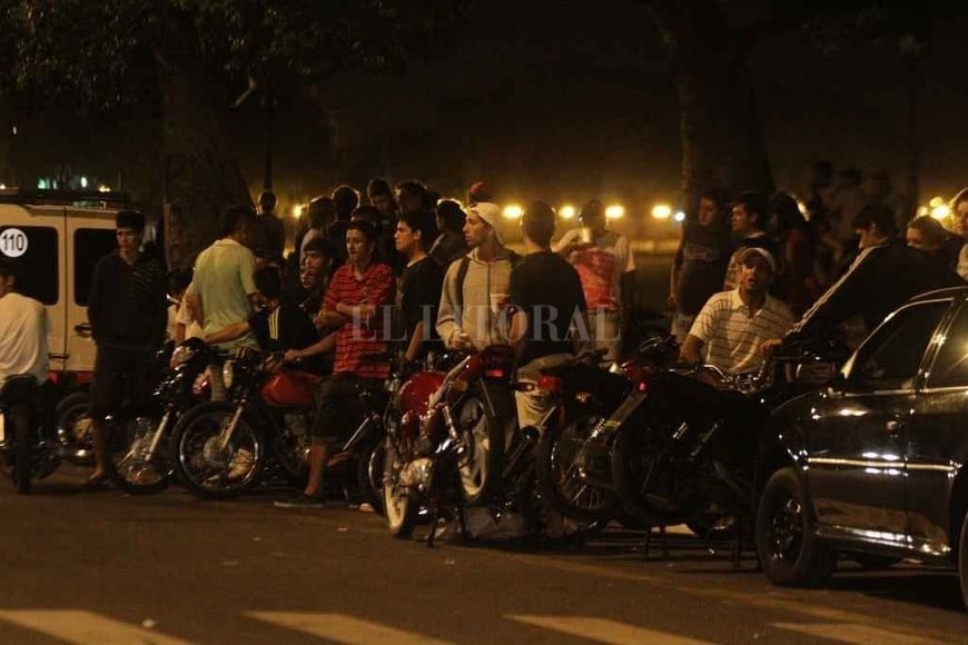 ELLITORAL_415495 |  Pablo Aguirre Las  picadas  nocturnas de motocicletas siguen siendo otra de las preocupaciones urbanas de las cuales se hacen eco los vecinos.