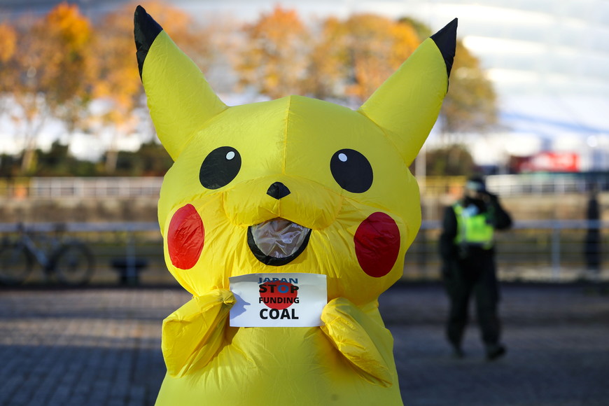 ELLITORAL_415553 |  REUTERS. A person dressed as a Pikachu protests against the funding of coal by Japan, near the UN Climate Change Conference (COP26) venue, in Glasgow, Scotland, Britain, November 4, 2021. REUTERS/Russell Cheyne