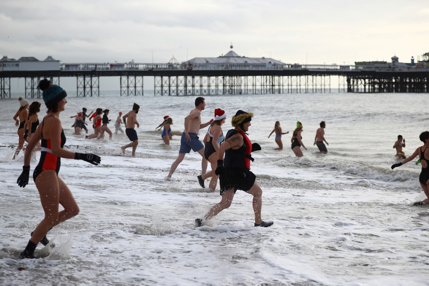 ELLITORAL_426830 |  Reuters. Británicos se arrojan al mar en pleno invierno.