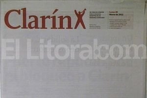 ELLITORAL_40059 |  Fotodigitalización El Litoral.com La edición de Clarín de hoy, lunes 28 de marzo de 2011. El matutino porteño eligió publicar una portada totalmente en blanco.