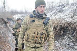 ELLITORAL_435516 |  Gentileza Miembros de las fuerzas armadas ucranianas caminan en una trinchera en posiciones de combate cerca de la frontera en la región de Donetsk.