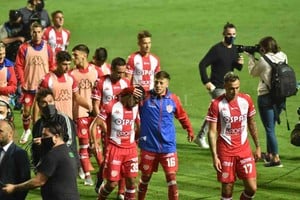 ELLITORAL_422695 |  Pablo Aguirre El flanco derecho de Unión en pleno. Federico Vera abraza a Machuca, mientras caminan al lado de Brian Blasi. Este último está descartado para el sábado.