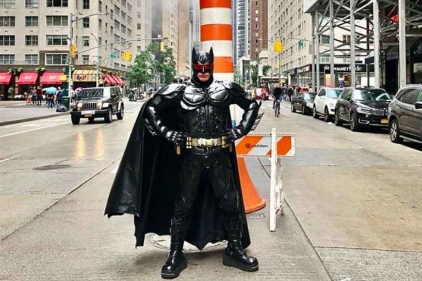 El Batman argentino del Times Square alienta por Colón - El Litoral