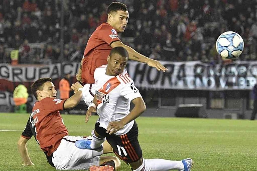 ELLITORAL_355260 |  Ignacio Izaguirre Alex Vigo y Fernando Zuqui le hacen el 2-1 a De la Cruz en un River-Colón jugado en el Monumental, días antes de la final de la Sudamericana. Ya por ese entonces, Gallardo se había fijado en el lateral santafesino.