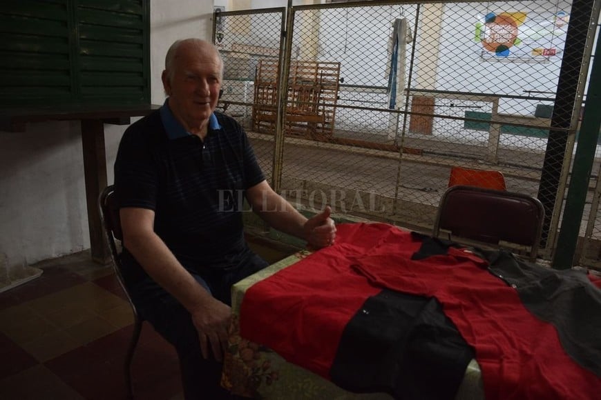 ELLITORAL_334808 |  Guillermo Di Salvatore Rodeado de las camisetas de aquélla época.  La del gol se la presté a un amigo que trabajaba en Arcore, él se la prestó a la hija y alguien se la manoteó, así que no la tengo , cuenta el  Lobo .