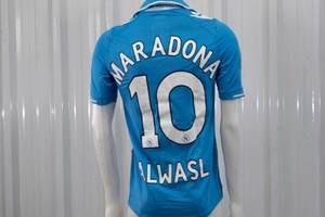 ELLITORAL_425686 |   Un comprador de Dubai pagó 1.500 dólares por una camiseta del Nápoli marca Macron y unos 1.300 dólares por una camiseta tradicional argentina.