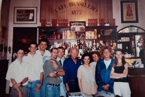 ELLITORAL_439740 |  Gentileza Sergio Ferreira Recuerdo. El día que compartieron un momento inolvidable junto a Eduardo Galeano en el Café Brasilero, de Montevideo. En la foto aparecen Marcelo Fiorentino, Gabriel Faure, Sergio Ferrerira, Marta Castellano, Elsa Hufschmidt, Pilar Rodríguez y Daniela Pierotti, entre otros.