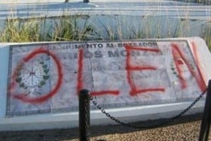 ELLITORAL_14344 |  Sergio Espinoza (Periodismo Ciudadano) Pintada en el monumento a Carlos Monzón.