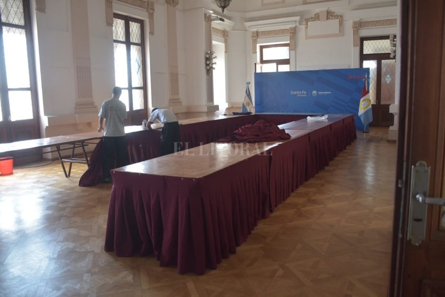 ELLITORAL_437959 |  Flavio Raina Así se preparaba este mediodía el Salón Blanco de Casa de Gobierno donde se llevará a cabo el encuentro.