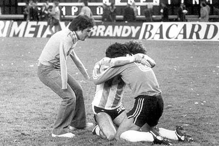 ELLITORAL_345030 |  Gentileza El Gráfico El  abrazo del alma , a segundos de terminada la final del Mundial de Argentina, con Fillol como protagonista.