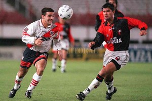 ELLITORAL_425288 |  Archivo Uno de los grandes duelos coperos entre Colón y River , allá por 1998, en tiempos que la Libertadores la jugaban dos equipos por país, solamente.