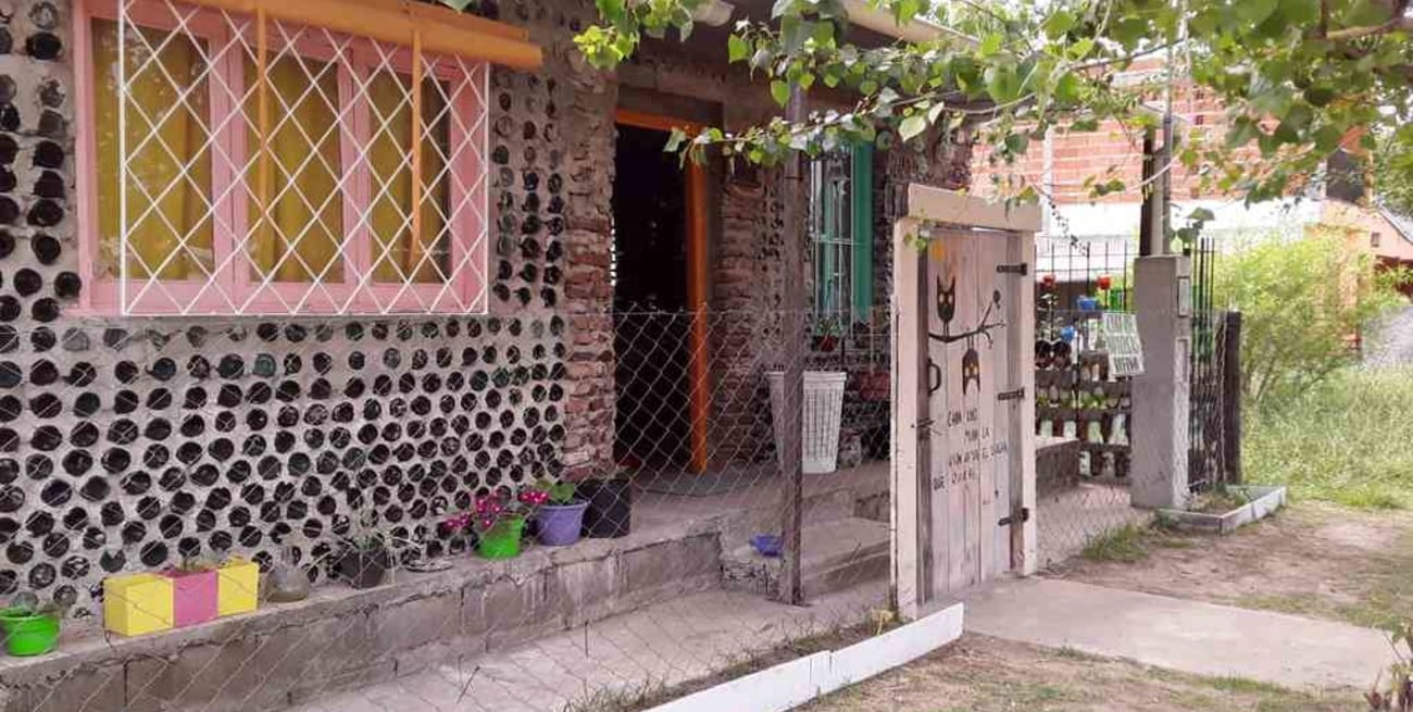 Rufino: una maestra jubilada construyó su propia casa con botellas de vidrio  - El Litoral