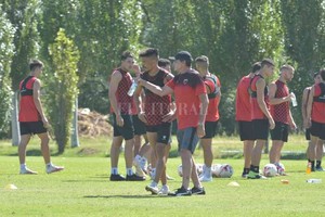 ELLITORAL_435639 |  Flavio Raina Julio Falcioni charlando con Paolo Goltz en medio de uno de los entrenamientos. ¿Arrancará Paolo como titular o Falcioni mantendrá a Novillo al lado de Garcés para ir a la Bombonera?