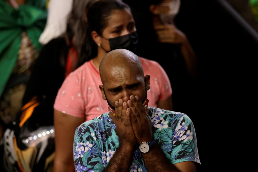 ELLITORAL_416154 |  REUTERS. A fan of Brazilian singer Marilia Mendonca cries during her wake at Arena Goiania sports centre, in Goiania, state of Goias, Brazil, November 6, 2021. REUTERS/Ueslei Marcelino