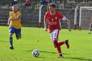 ELLITORAL_378373 |  Gentileza Prensa Huracán de Chabás David Abraham en acción con la camiseta de Huracán de Chabás, en el único partido que pudo jugar, el pasado 11 de abril, antes del parate por la pandemia.