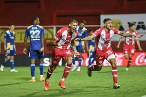 ELLITORAL_398120 |  Pablo Aguirre El chileno Peñailillo gritando su gol ante Boca en el torneo pasado, junto a Gastón González, otro de los jugadores que tiene chances de reemplazar a Esquivel, aunque de características diferentes.