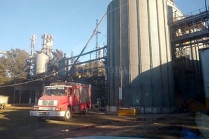 ELLITORAL_387356 |  Gentileza Bomberos de San Lorenzo sofocaron un incendio que se producía en el interior de un silo en Ricardone.