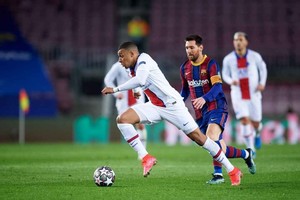 ELLITORAL_396149 |  Gentileza Messi marcando a Mbappé en un duelo entre PSG y Barcelona.
